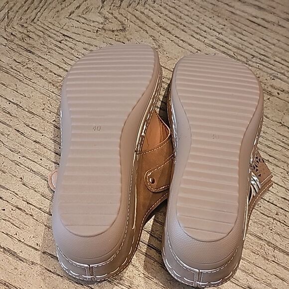 Tan wedge sandals size 40 or 9 NWOT - Picture 4 of 9